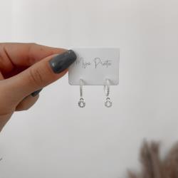 Argola click cravejada 14mm pingente letra O