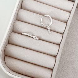 Argola click cravejada 14mm pingente letra Y