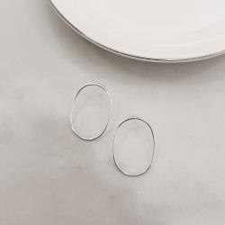 Brinco oval vazado 26mm