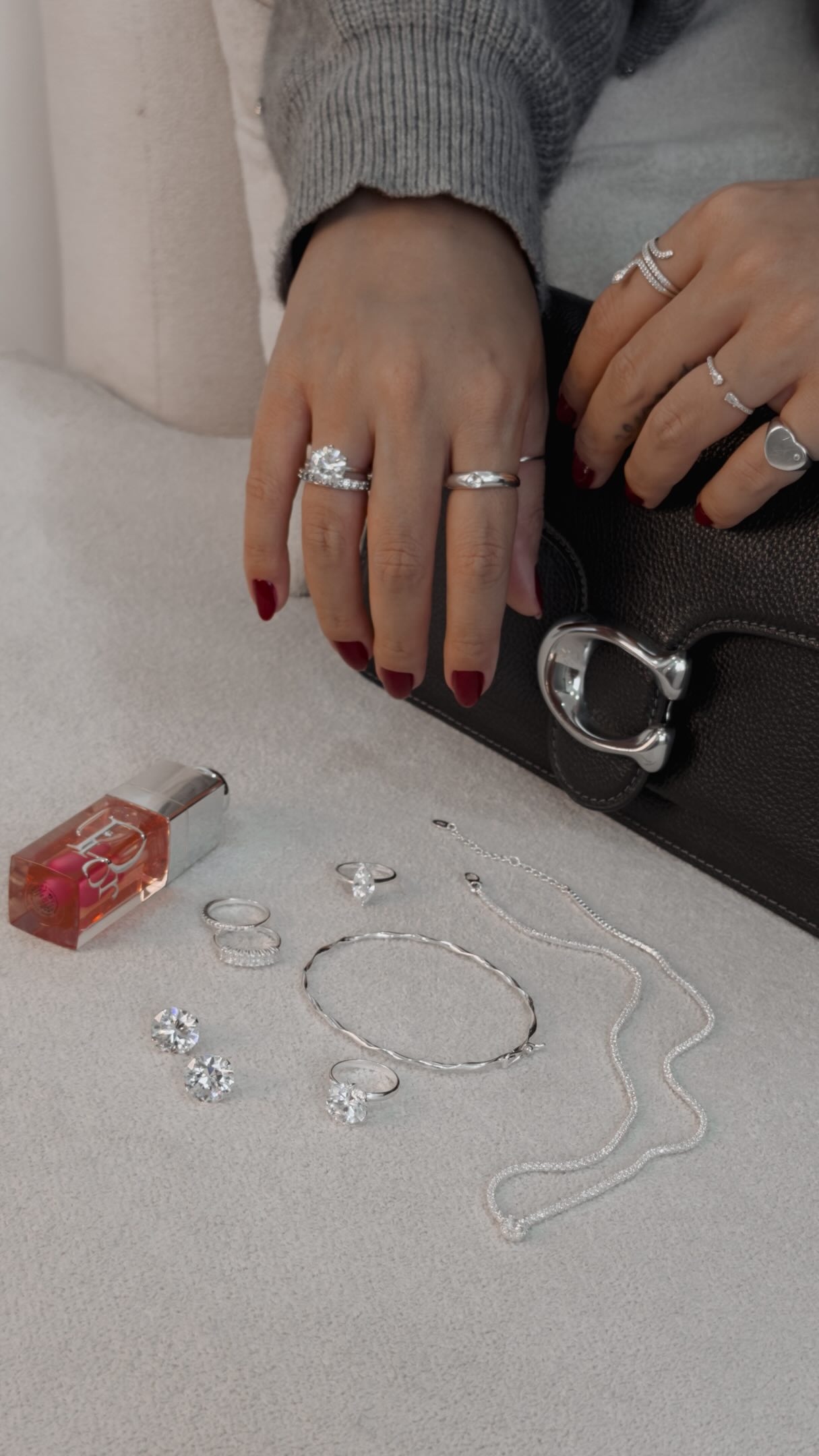 Nossos essenciais: um gloss, o mix de joias perfeito e um sonho 🤍🤞💫

Quais outros você adicionaria à sua bolsa? 🤩

▫️ Joias em Prata 925 💍 
Compre Online ▫️ www.myaprata.com/nossos-canais 
Visite nossa loja ▫️ Rua 16 de março, 343