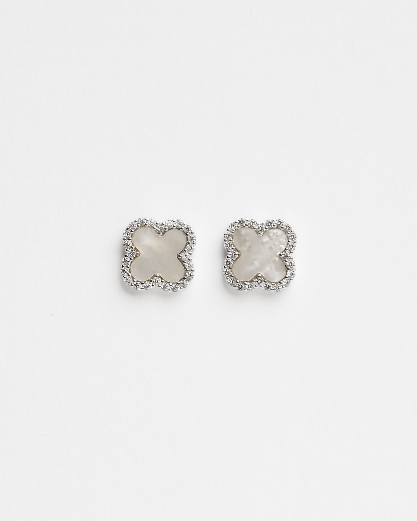 Um novo queridinho para chamar de seu 🤍

O brinco trevo em madrepérola chega para dar aquele toque de delicadeza e elegância ao seu porta-joias 💫

Você também amou? 

▫️ Joias em Prata 925 💍 
Compre Online ▫️ www.myaprata.com/nossos-canais 
Visite nossa loja ▫️ Rua 16 de março, 343